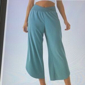 MEDIUM.  HALARA BREEZEFUL CROSSOVER QUICK DRY RESORT PANTS